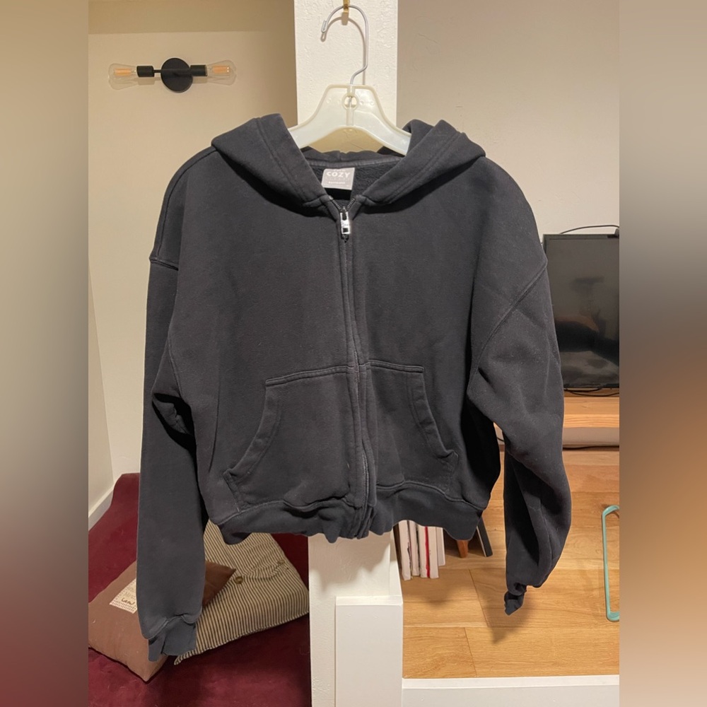 Aritzia TNA Cozy Fleece Boyfriend cropped zip up hoodie size M.